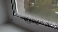 Schon ein einziger Fehler beim Einbau der Fenster lässt sie „weinen“ wie ein kleines Mädchen